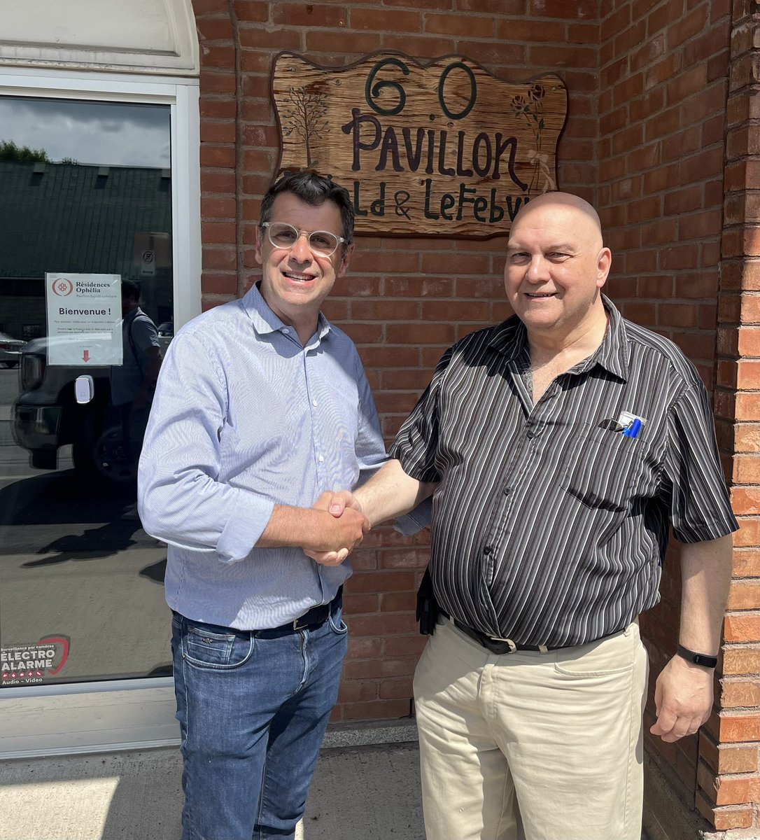 E_Duhaime's tweet image. Une autre belle journée bien remplie à Victoriaville.
Visite du Pavillon Bujold-Lefebvre en compagnie de Carl, suivie d’une rencontre avec Marco et Justin chez Sidevic, pour terminer ça à la distribution gratuite de laitue par L’Or du Potager. Idée originale de deux producteurs,…