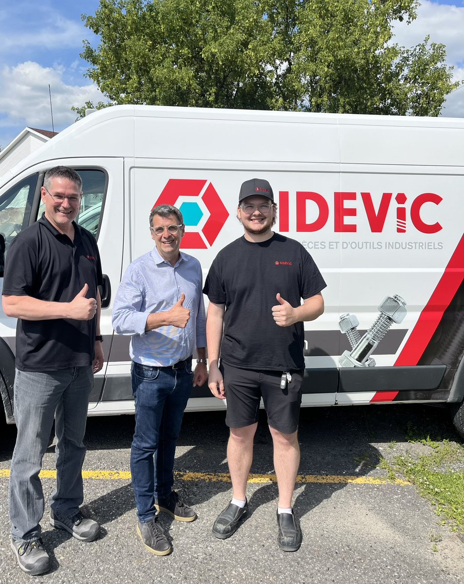 E_Duhaime's tweet image. Une autre belle journée bien remplie à Victoriaville.
Visite du Pavillon Bujold-Lefebvre en compagnie de Carl, suivie d’une rencontre avec Marco et Justin chez Sidevic, pour terminer ça à la distribution gratuite de laitue par L’Or du Potager. Idée originale de deux producteurs,…