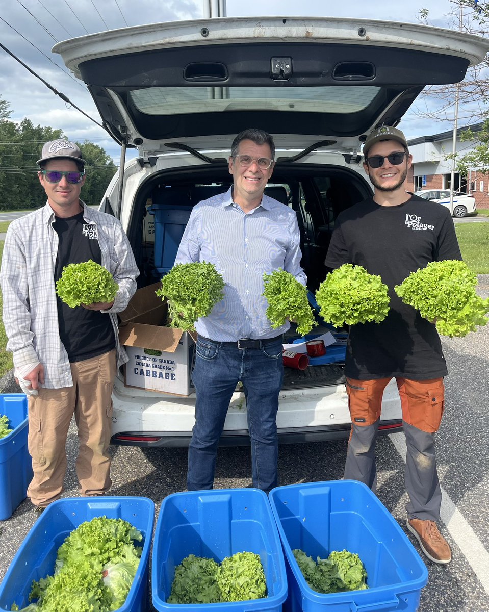 E_Duhaime's tweet image. Une autre belle journée bien remplie à Victoriaville.
Visite du Pavillon Bujold-Lefebvre en compagnie de Carl, suivie d’une rencontre avec Marco et Justin chez Sidevic, pour terminer ça à la distribution gratuite de laitue par L’Or du Potager. Idée originale de deux producteurs,…