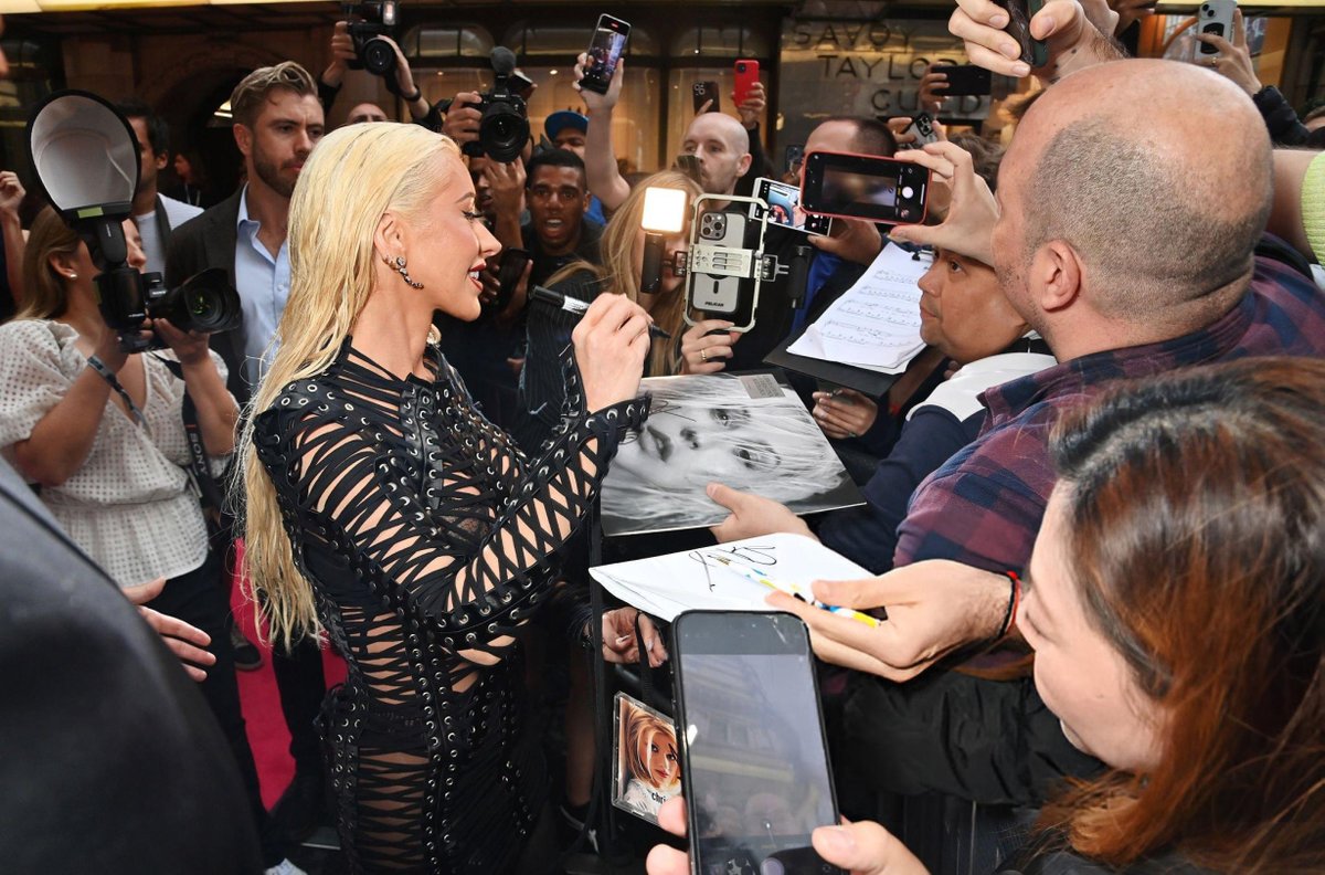 XtinaHQ's tweet image. Christina Aguilera attends the "Burlesque The Musical" World Premiere at The Savoy Theatre on July 22, 2025 in London, England.