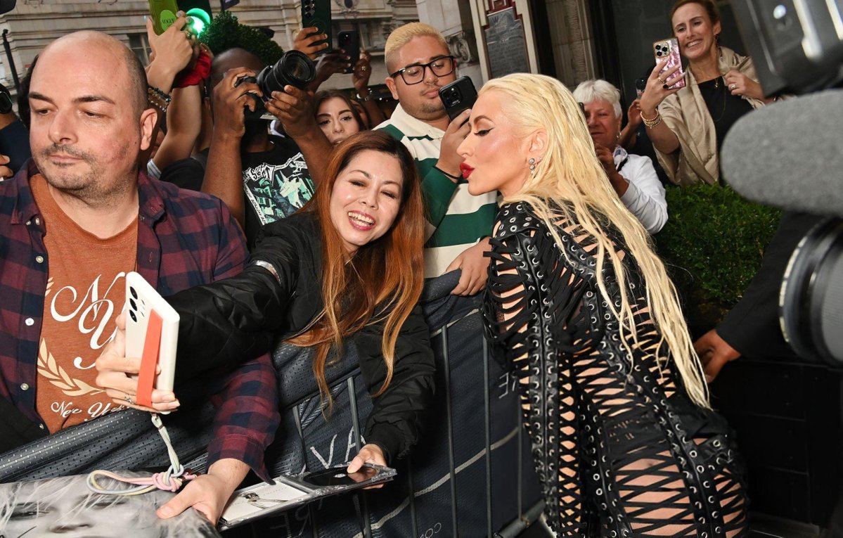 XtinaHQ's tweet image. Christina Aguilera attends the "Burlesque The Musical" World Premiere at The Savoy Theatre on July 22, 2025 in London, England.