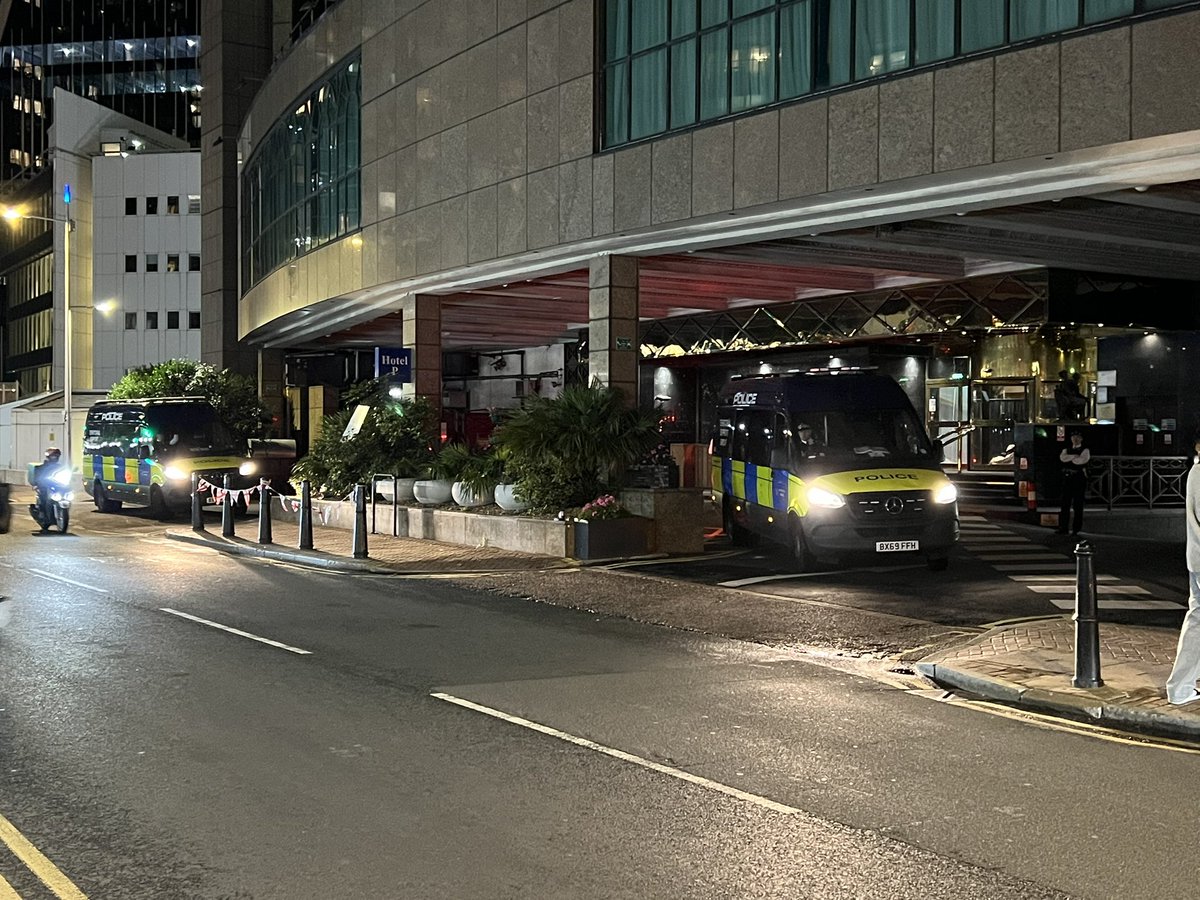 JackHadders's tweet image. TSG vans have now blocked the entrance of the Britannia Hotel in Canary Wharf, as the anti-migrant protest outside of it is dying down