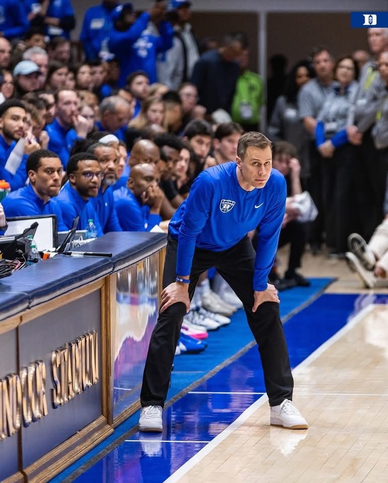 DukeEchoes's tweet image. It’s not about being loud. It’s about being clear. That’s Coach Scheyer. 😈

📸 @DukeMBB