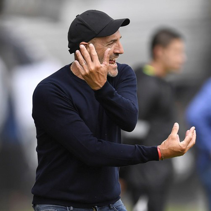 CSEmelec's tweet photo. El profesor Guillermo Duró se suma al #Bombillo como Director Técnico del primer plantel.

#MasUnidosQueNunca #VamosEmelec ⚡️ https://t.co/ifKNVlreZU