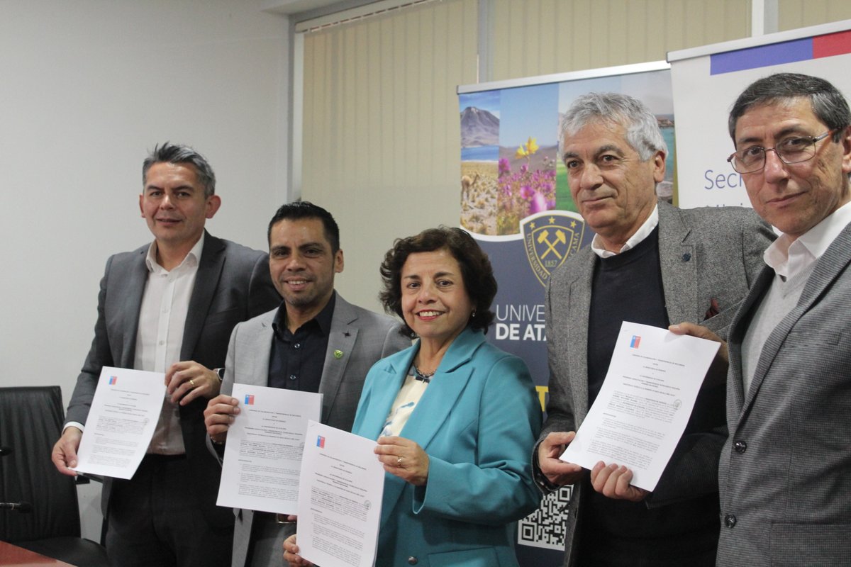 Universidad de Atacama (@uatacama) on Twitter photo La ministra Aurora Williams <a href="/MinMineria_cl/">Ministerio de Minería de Chile</a> y el rector Forlín Aguilera encabezaron la firma del Convenio de Asistencia Técnica a la Minería de Baja Escala #PAMMA2025 que -a cargo de nuestro Dpto. de Ing. Minas- beneficiará a 70 faenas de la pequeña minería de la macrozona norte La ministra Aurora Williams <a href="/MinMineria_cl/">Ministerio de Minería de Chile</a> y el rector Forlín Aguilera encabezaron la firma del Convenio de Asistencia Técnica a la Minería de Baja Escala #PAMMA2025 que -a cargo de nuestro Dpto. de Ing. Minas- beneficiará a 70 faenas de la pequeña minería de la macrozona norte