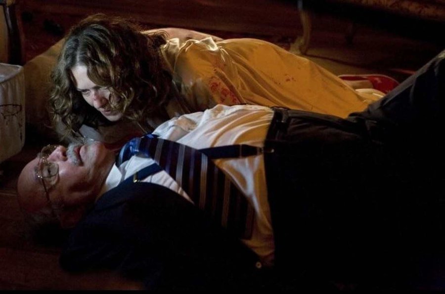 gay_depre_'s tweet image. Cheguei no capítulo que Flora mata Gonçalo de susto e essa cena é simplesmente uma das cenas mais perfeitas da teledramaturgia, incrível como é a morte mais cruel mesmo sem ela ter matado ele diretamente, a mulher é o demônio.
#Afavorita #Afavorita167