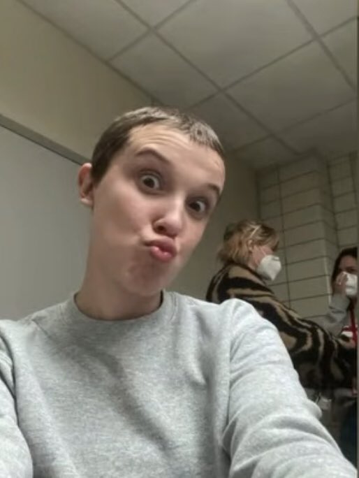 Updates_SThings's tweet image. New behind the scenes photos of Millie Bobby Brown as Eleven in 'STRANGER THINGS 4'!