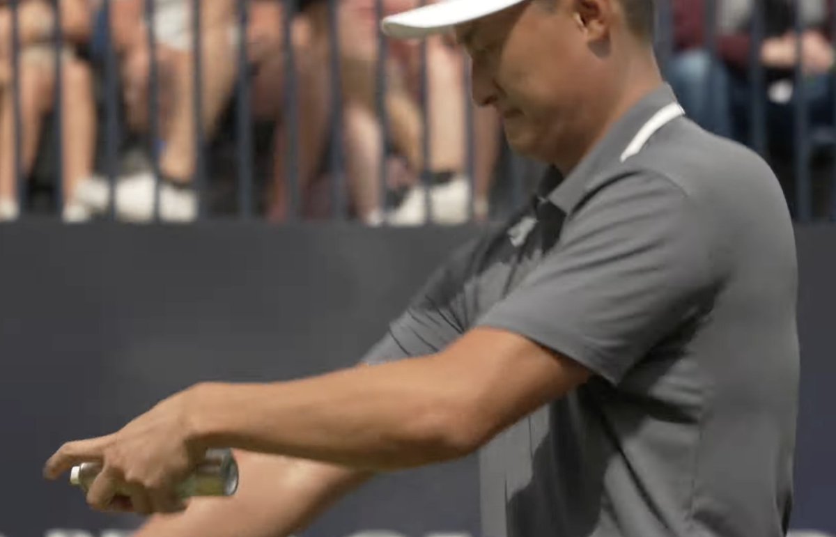 jamierkennedy's tweet image. Applying sunscreen (literally) on the first tee of a major.
Insane behaviour IMO.