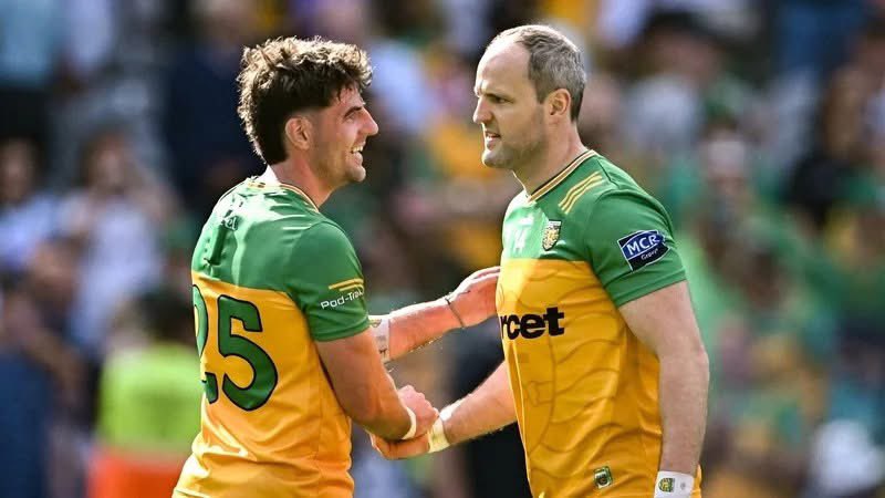 RNF36's tweet image. 🎙️Éist le buaicphointí @officialdonegal agus iad ar a mbealach go Cluiche Ceannais Peile na hÉireann.
📻Listen back to @officialdonegal journey to this years final through @RTERnaG coverage.
@officialdonegal V @Kerry_Official sa chluiche ceannais anois
rte.ie/radio/rnag/cli…