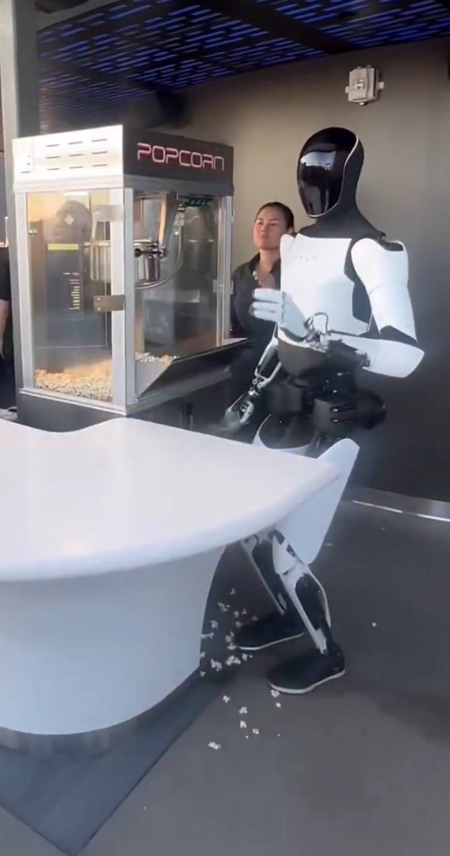 thedevilonx's tweet image. Tesla is a TRILLION dollar company!
What other company has:
- Robots serving popcorn (remotely controlled like the "robotaxis")
- Doing it autonomously (multiple tesla employees supervising it)
- With this level of precision & accuracy (popcorn all over the ground)
Amazing!