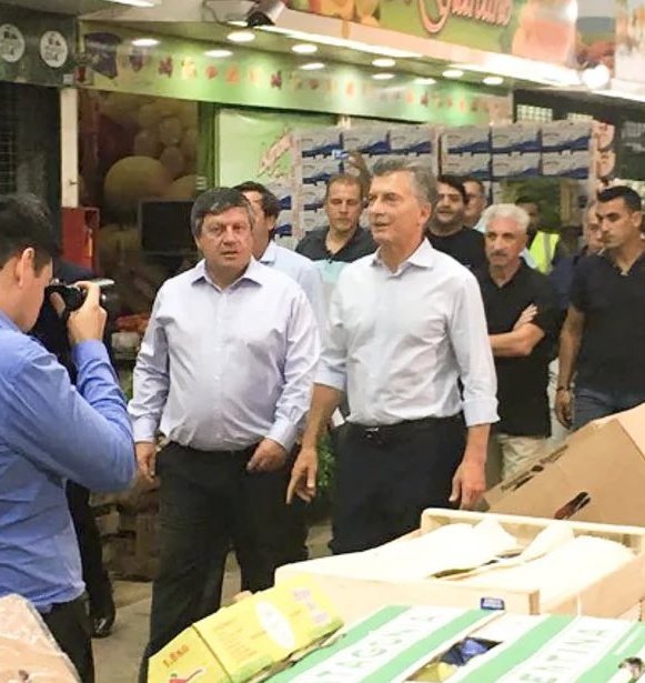 therealbuni's tweet image. Al presidente del mercado central de frutas se le venció el cargo
Y no lo quiere soltar porque es de las pocas cosas donde queda el pro de macri
Sino ahora entra uno de ritondo que está con LLA
Resistiendo en el fondo de la olla