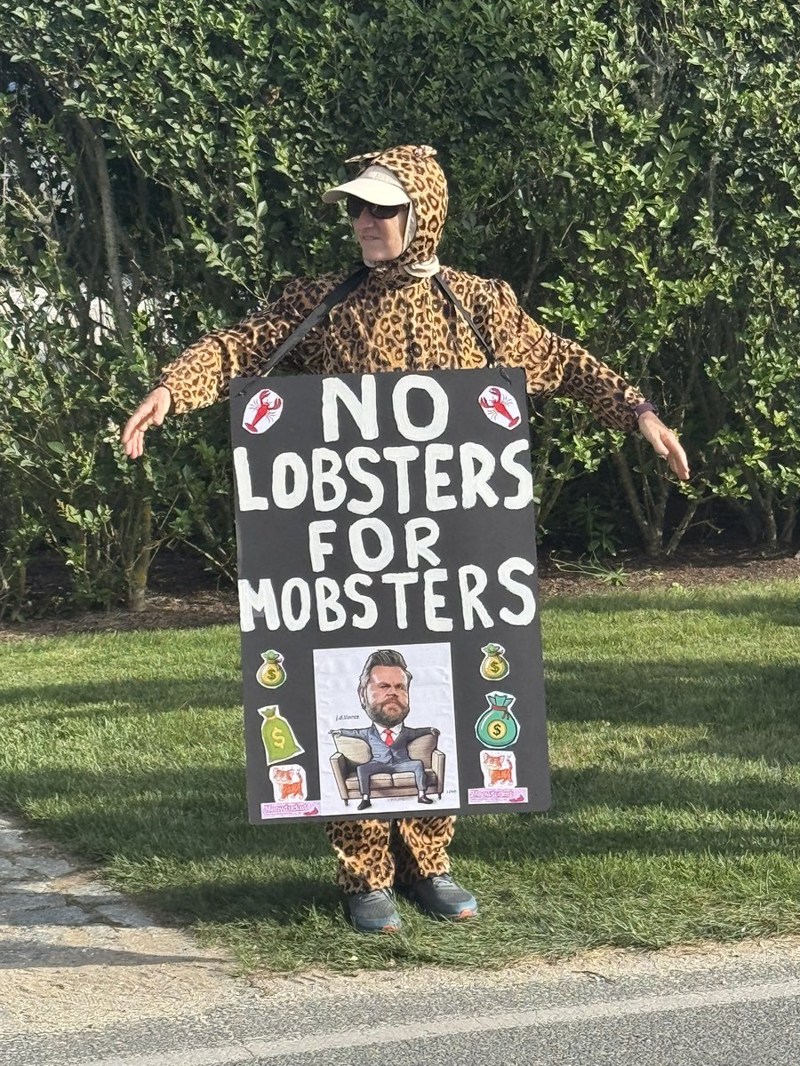 ACKCurrent's tweet image. Protestors have assembled on Cliff Road, the street leading toward the GOP fundraiser that Vice President JD Vance will attend tonight