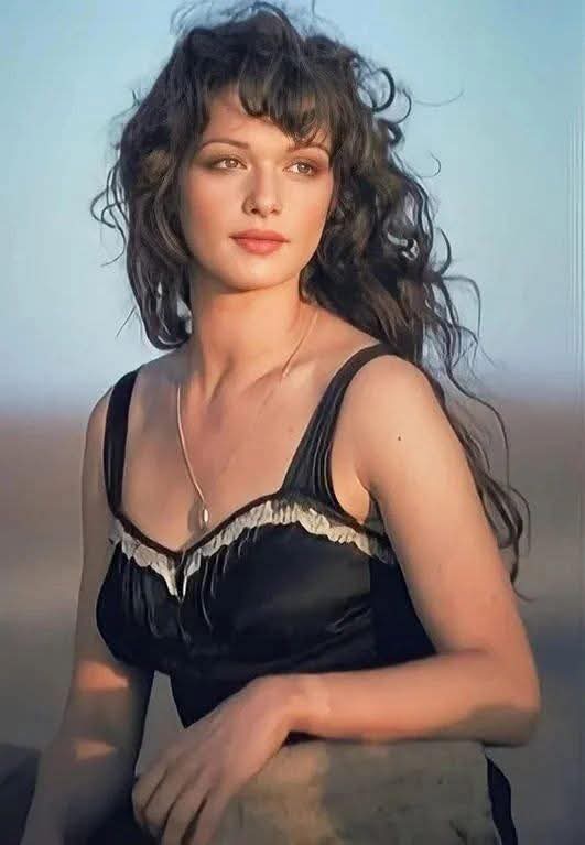 DyerbolicalDB's tweet image. Rachel Weisz
Evelyn โEvieโ Carnahan
The Mummy (1999)