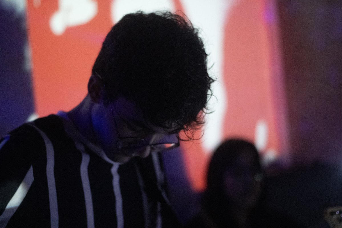fico olhando muito pra baixo durante o show se pá vou inventar um nome de gênero musical pra isso, oia