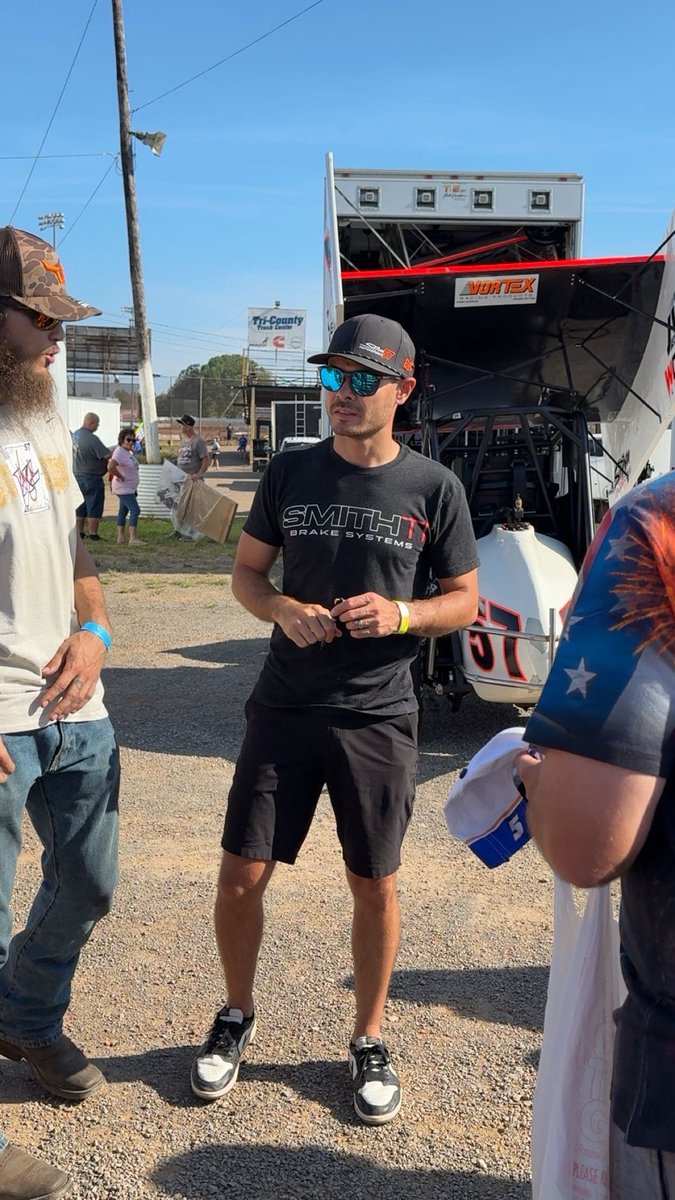 Cup Series champ <a href="/KyleLarsonRacin/">Kyle Larson</a> signing autographs at <a href="/Lernerville/">Lernerville Speedway</a> before tonight’s Don Martin Memorial.  #SilverCupXXXIV <a href="/HighLimitRacing/">High Limit Racing</a>