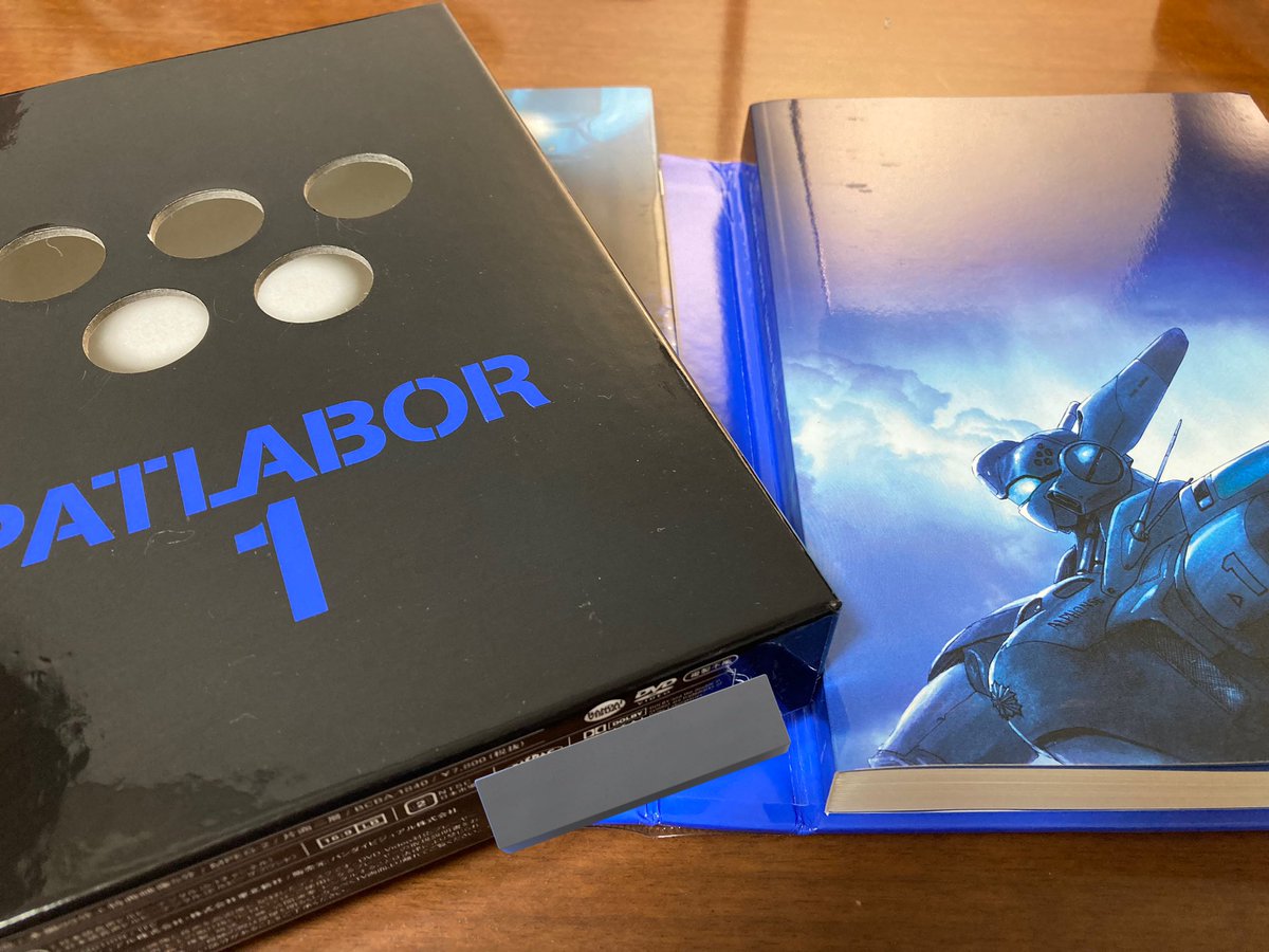 oykot221's tweet image. 『劇場版パトレイバー Limited edition』
2004年1月発行。パトレイバー15周年記念。DVDに押井守監督の絵コンテ付。
押井監督の「劇パト1」絵コンテは、まさに「神の偉業」。

このDVD、つい最近でたよね？と思っていたら、21年前でした。同じ形式で「劇パト2」も出ています。
#パトレイバー