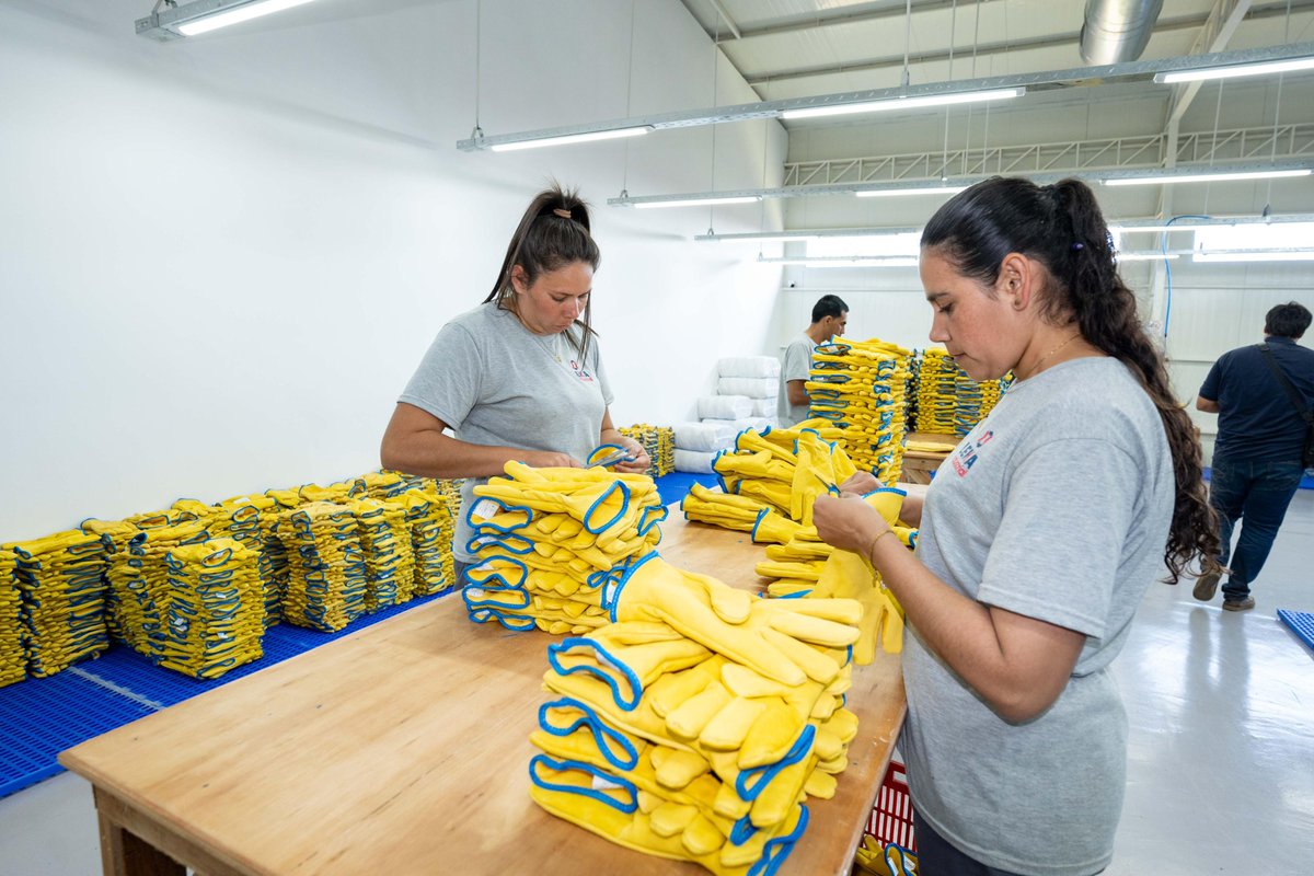 Visitamos Leka Industrial S.A. en Ybycuí, una fábrica que produce 120.000 guantes de seguridad al mes y exporta a Argentina, Brasil y EE. UU., con miras a Emiratos Árabes. 

Gracias a una inversión de 3 millones de dólares, 130 personas de la zona tienen empleo digno. Con la