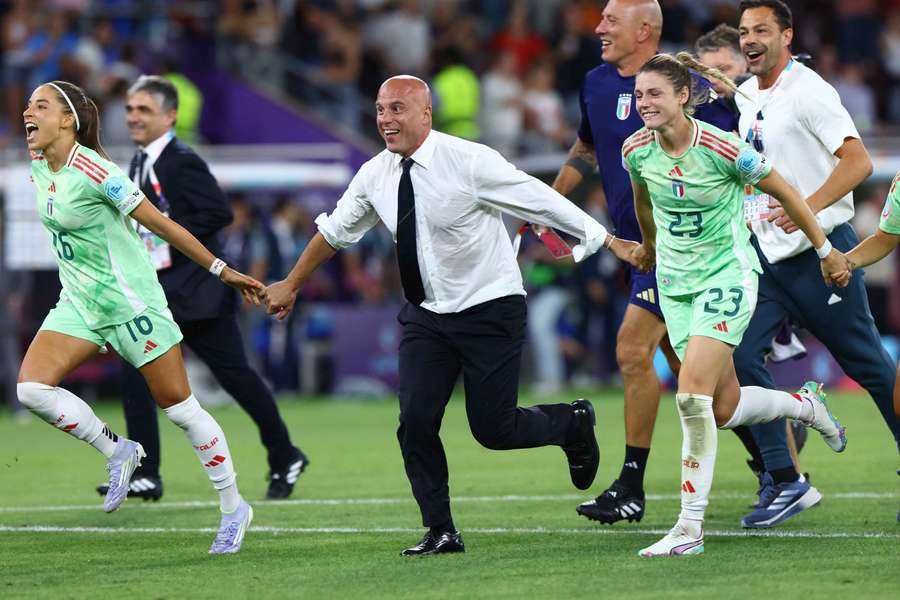 kezman4182's tweet photo. We're in your heeeead in your heeeead Arneee #nffc #Englandwomen #England https://t.co/ircdDOuMMD