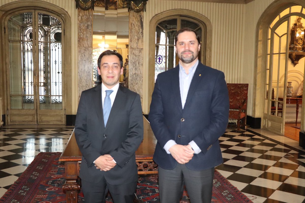 defensorianinez's tweet image. Esta tarde, el Defensor de la Niñez, @AnuarQuesille, acompañado de parte de su equipo, se reunió con el alcalde de Providencia @Muni_provi, Jaime Bellolio, con el fin de explorar un convenio colaborativo que permita capacitar a funcionarios/as  municipales y de educación  en…