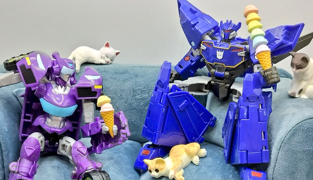 ZelleZeion's tweet image. Soundwave brings the ice cream and the cats just show up 😸 #Transformers #TFpics
