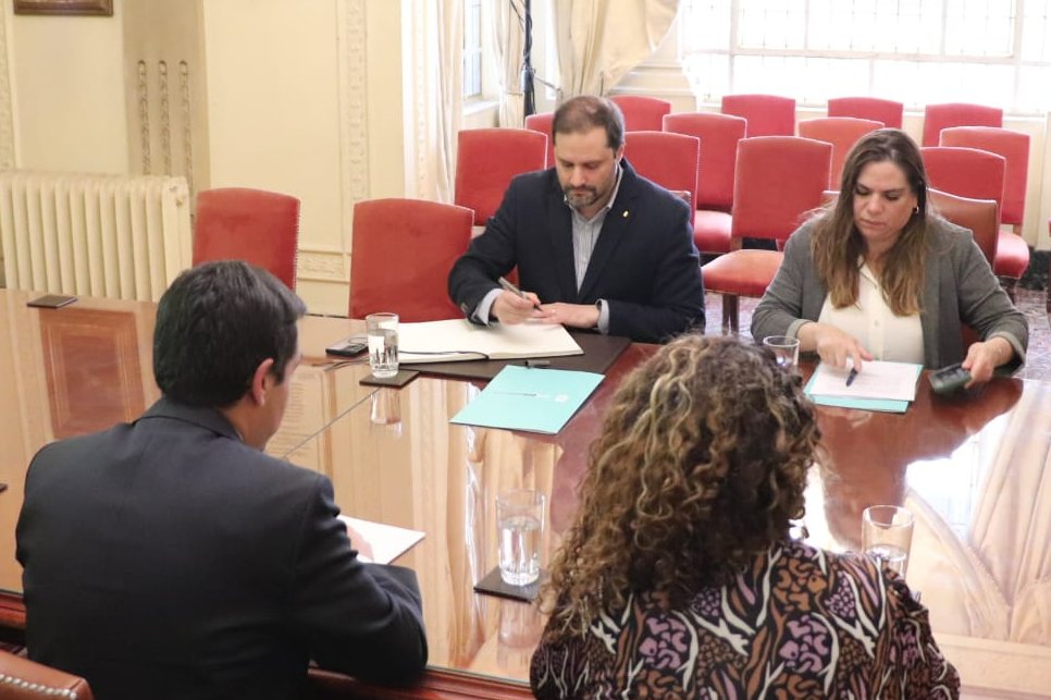 defensorianinez's tweet image. Esta tarde, el Defensor de la Niñez, @AnuarQuesille, acompañado de parte de su equipo, se reunió con el alcalde de Providencia @Muni_provi, Jaime Bellolio, con el fin de explorar un convenio colaborativo que permita capacitar a funcionarios/as  municipales y de educación  en…