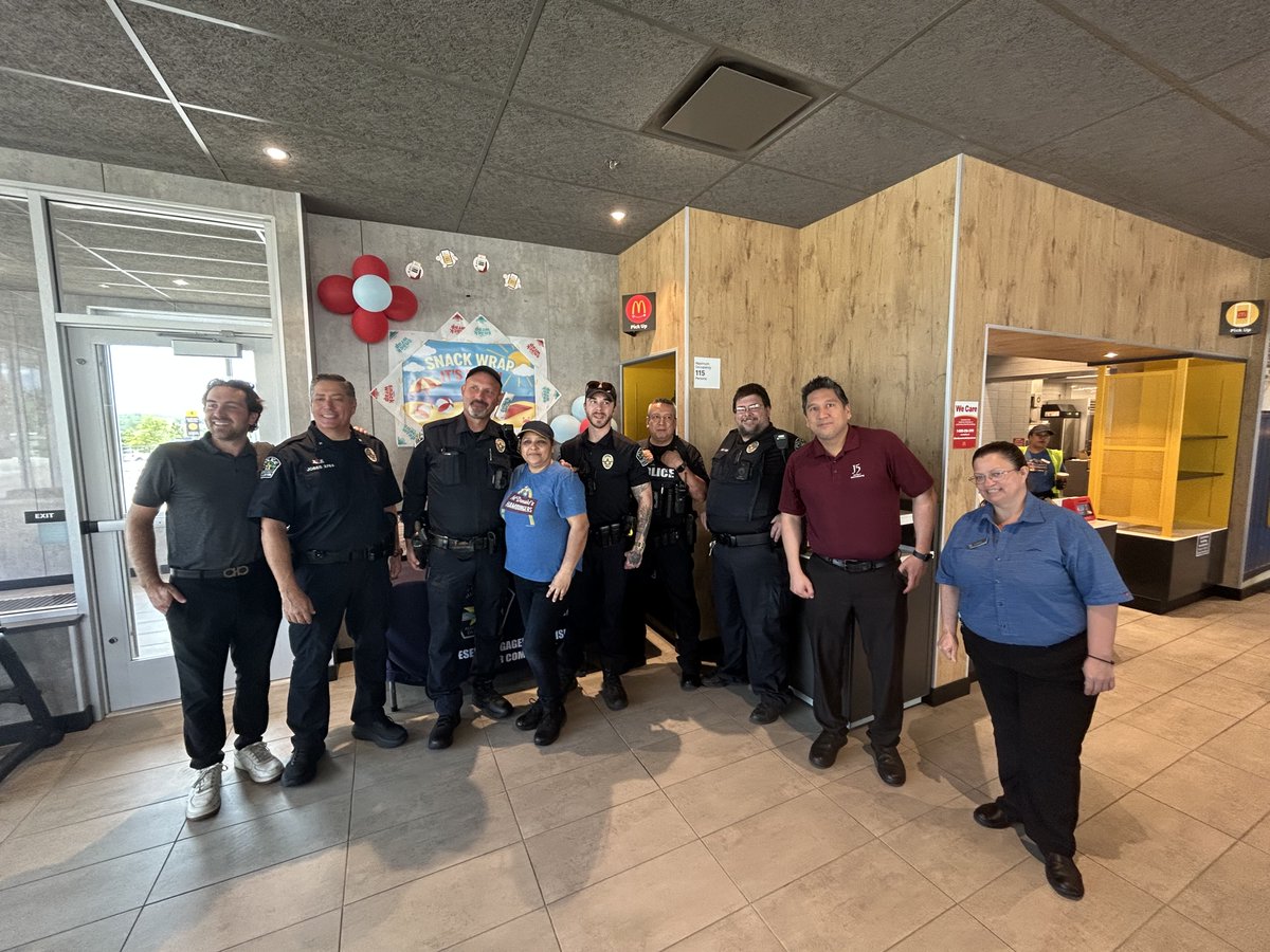 Austin_Police's tweet image. Today, South Austin’s Commander Jobes and District Representative team visited the new McDonalds on William Cannon Dr. to speak to local community members about any issues they are seeing and to foster an open environment for questions. We appreciate all who stopped by and hope…