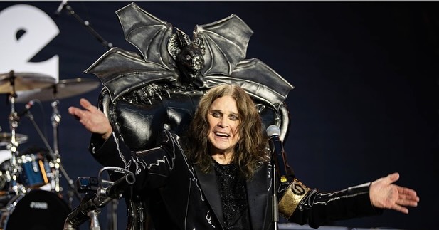 geezerbutler's tweet image. Goodbye dear friend - thanks for all those years - we had some great fun. 4 kids from Aston- who’d have thought, eh?
So glad we got to do it one last time, back in Aston.
Love you.