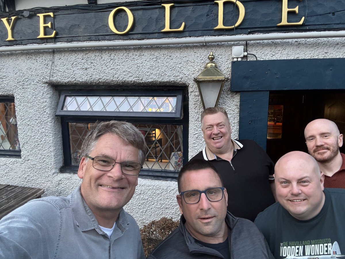 Once again a crack lean mean unit of the WHW Northern IC selflessly sacrificed their bodies to surround many pies, countless fish and many chips in Preston. 
And they waffled.
Excellent company as always.
Next NW pub meet: Sat 23rd, Liverpool. 
It'll be snorkers all round....😉