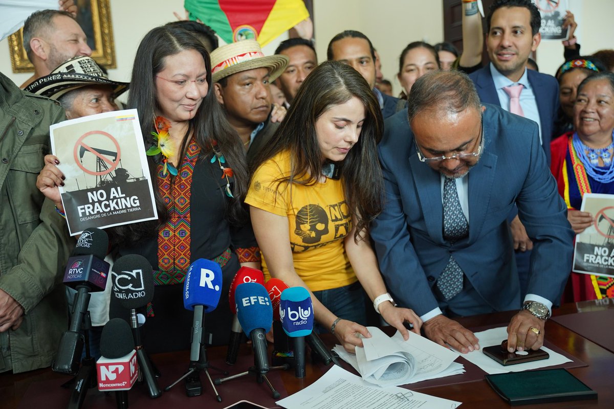 Hoy se radica en el Congreso el proyecto de ley para prohibir el fracking en Colombia. Esta es una decisión histórica que avanza en el cumplimiento del Acuerdo de Escazú, protege el agua como derecho fundamental y reafirma el compromiso del Estado con la justicia climática y