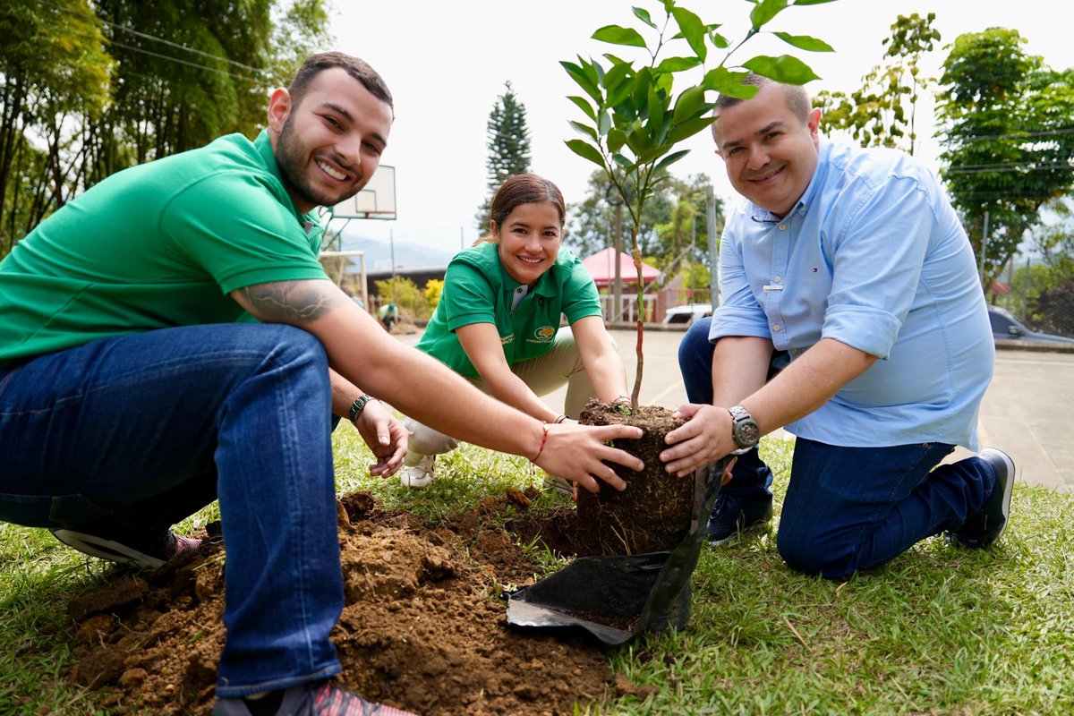 Uno de los momentos más emotivos 🥰 fue el disfrute de juegos tradicionales 🪁 que conectan a los niños con la vida, la diversión y el aprendizaje. 

#Corantioquia30Años
#ConectadosPorLaVida