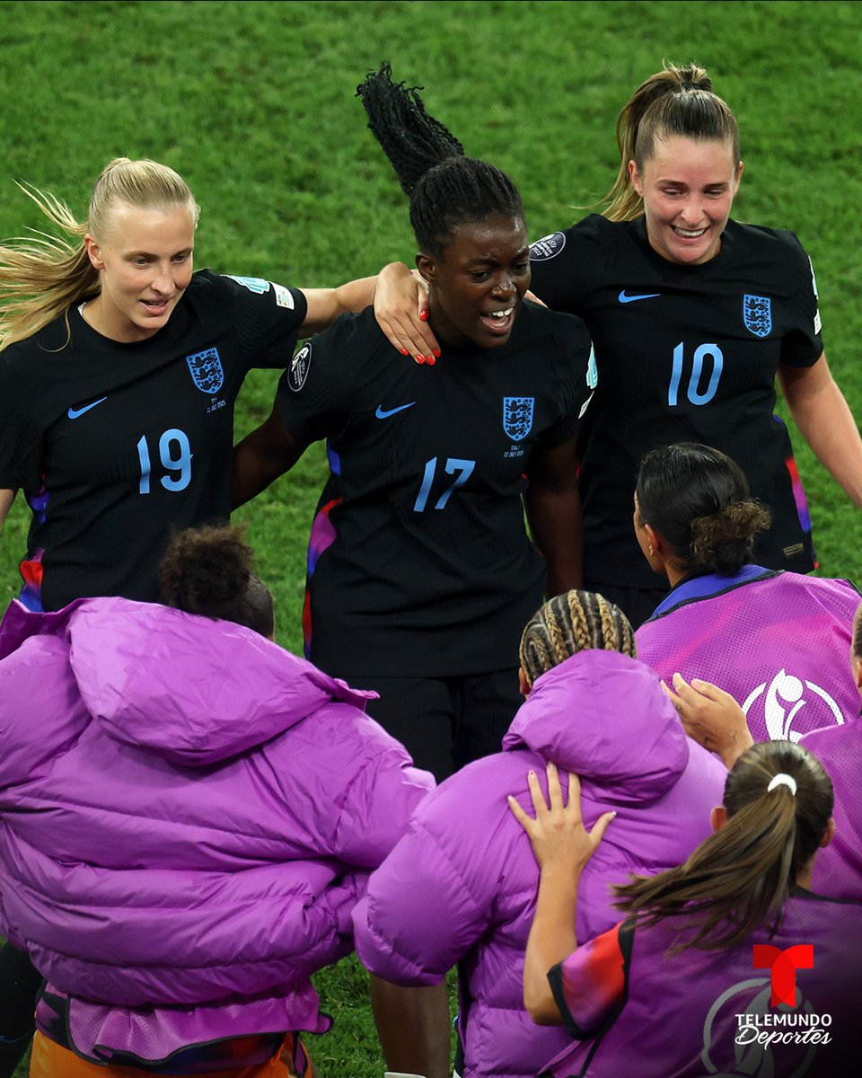 TelemundoSports's tweet image. 🚨 ¡Inglaterra remonta 2-1 y va a la final de la Eurocopa Femenina! 🏴
Bonansea adelantó a Italia 🇮🇹
⚽️ Agyemang lo empató al 96’ y Kelly lo definió en tiempos extras al rebote de un propio penal fallado
🏆 ¿Las ves siendo campeonas?
#WEURO2025