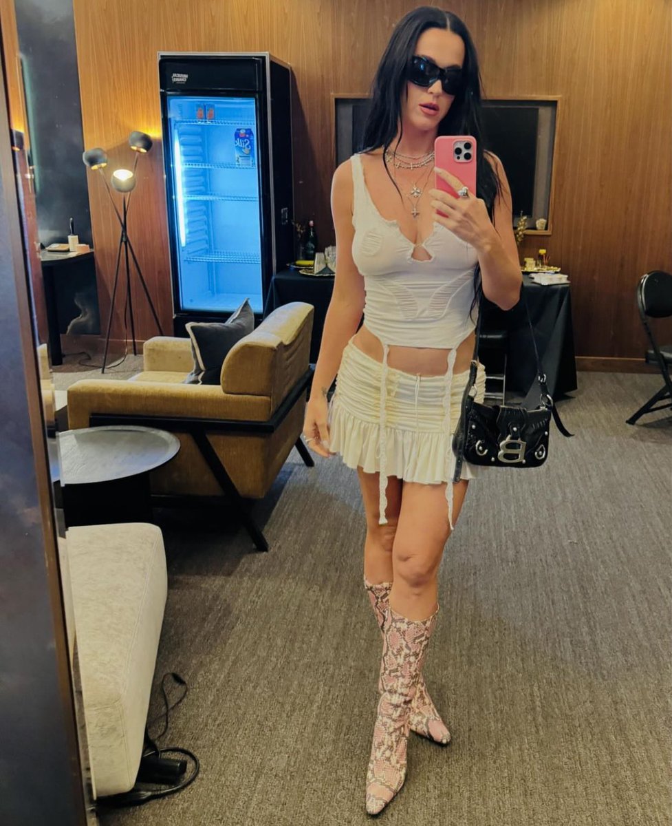 wakingonperry's tweet image. Boa noite amores acabei de tirar 🤳🏼