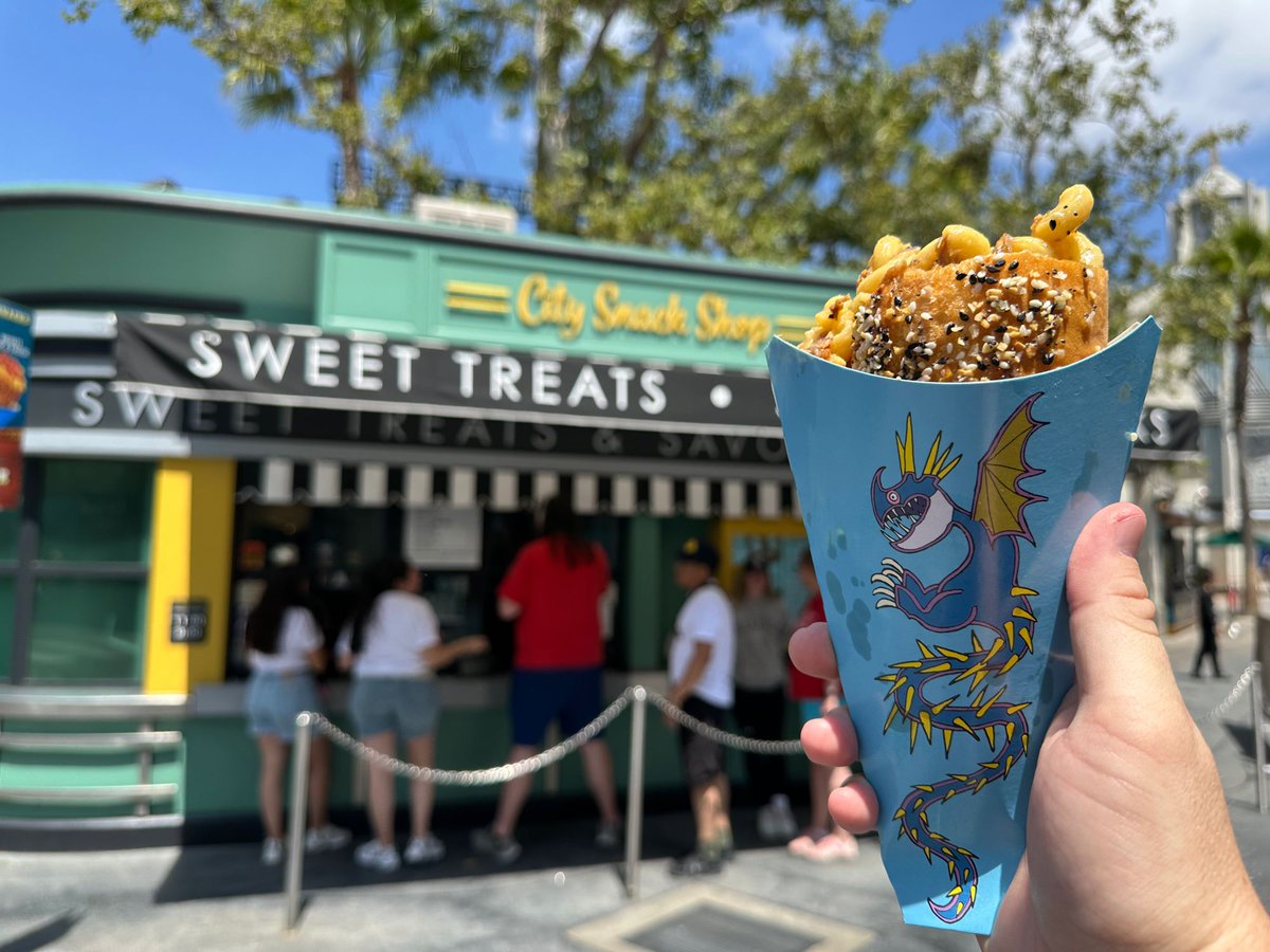 insideuniversal's tweet image. City Snacks is now selling How to Train your Dragon Mac & Cheese cones! Available in 3 options: Dragon Fire Chicken Spire, Classic, and Brisket. @UniStudios