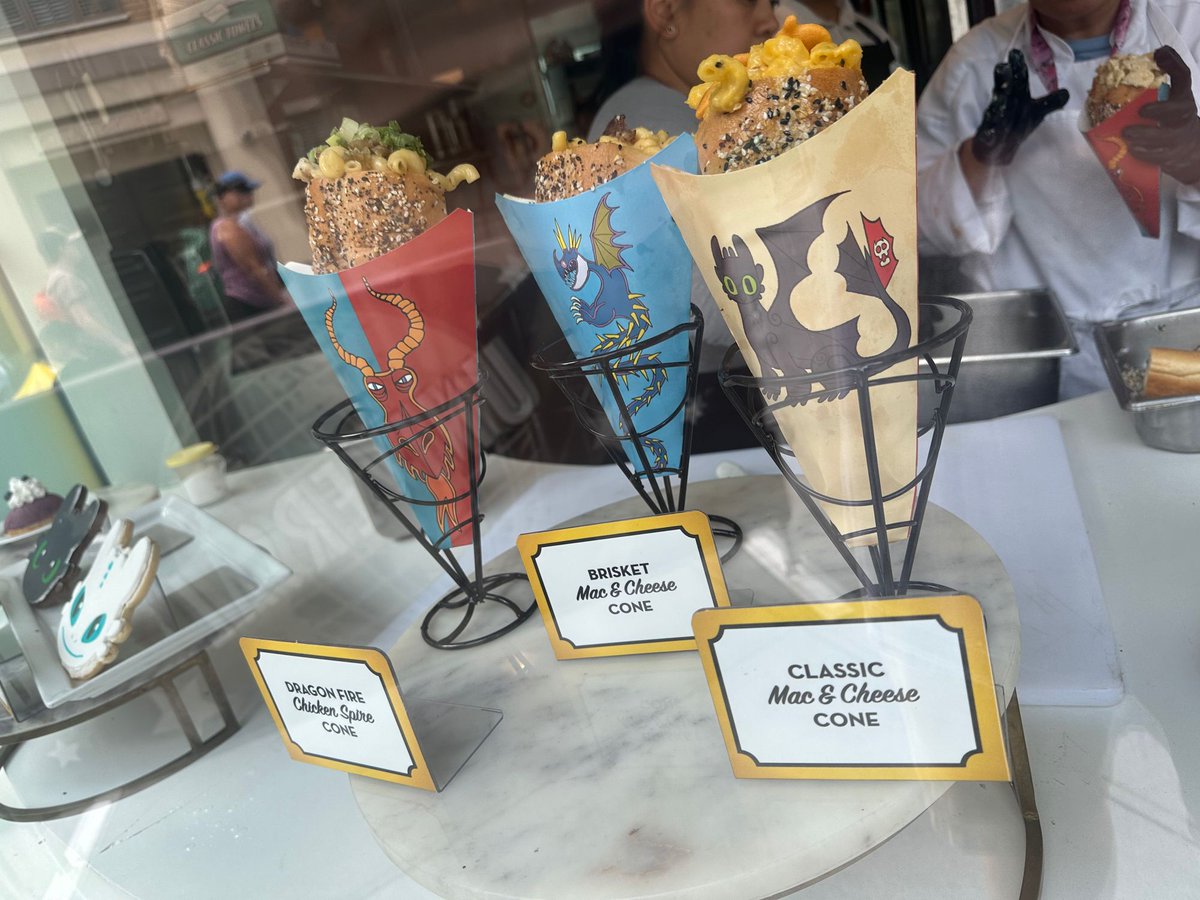 insideuniversal's tweet image. City Snacks is now selling How to Train your Dragon Mac & Cheese cones! Available in 3 options: Dragon Fire Chicken Spire, Classic, and Brisket. @UniStudios