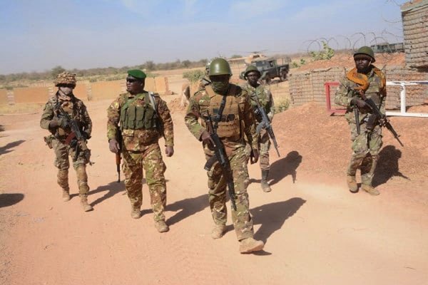 L_ESSOR's tweet photo. #Mali : Region de #Tombouctou : L'Armée déjoue avec succès une embuscade terroriste à Goundam

Ce mardi 22 juillet 2025, les Forces armées maliennes (FAMa)ont vigoureusement repoussé une embuscade tendue par un Groupe armé terroriste à 35 kilomètres de Goundam, dans la Région de Tombouctou, a annoncé ce même jour, la Direction de l'information et des relations publiques des Armées (Dirpa), sur ses plateformes digitales.
https://t.co/A8H3Nrwx1h