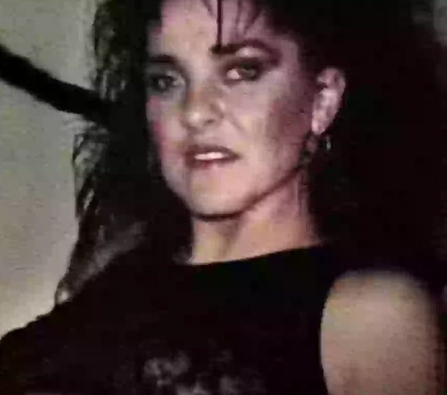 CoffindafferFBI's tweet image. Amy Bradley
She was so loved, that is the one thing that is undisputed.
But all of the scenarios that could have happened to her are in dispute:
*Suicide (table pulled by the balcony. Shoes placed neatly on balcony. Jeans and shirt missing. She had revealed her sexuality…