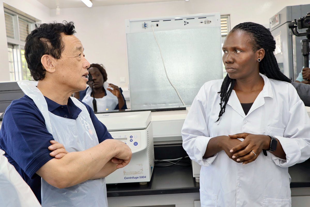 narouganda's tweet image. Strong message from @FAODG at NARO:
Focus on science-based solutions & data-driven approaches!
During his visit at NARO, he pushed for platforms like Global Forum on Food Security and Nutrition as key for networking.
NARO DG cited collaboration in data analytics,…