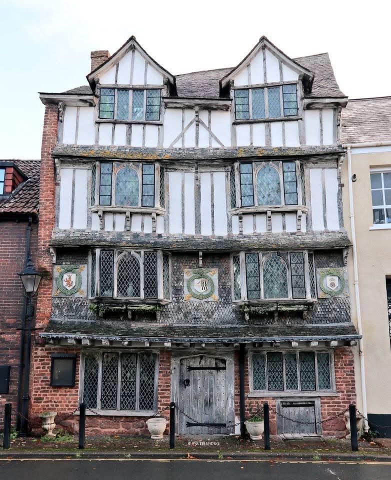OldEngland1066's tweet image. Believed to be built in the 1500’s, Tiddy House in Exeter, Devon, is a striking Tudor-era structure and one of the last remnants of the historic Tudor Street.