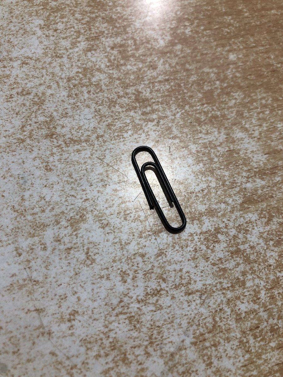 Nailocs's tweet image. Si tenes rulos, llevabas un pañuelo violeta en la mochila, viajabas en el 14 a las 18hs y te asustaste cuando una vieja grito “PARADA”, se te cayó esto, por las dudas comunícate