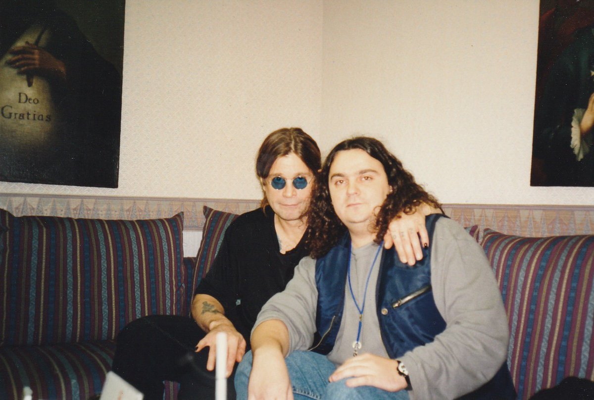 Ozzy &amp; Freitas 🖤 República Checa, 1995

O príncipe das trevas com o embaixador da #Antena3 do metal, António Freitas. Um encontro épico, onde deram graças.

Hoje, despedimo-nos de uma lenda.

🎧 Uma conversa para recuperar em antena3.rtp.pt/noticias/morre…

#OzzyOsbourne (1948–2025) ⚡