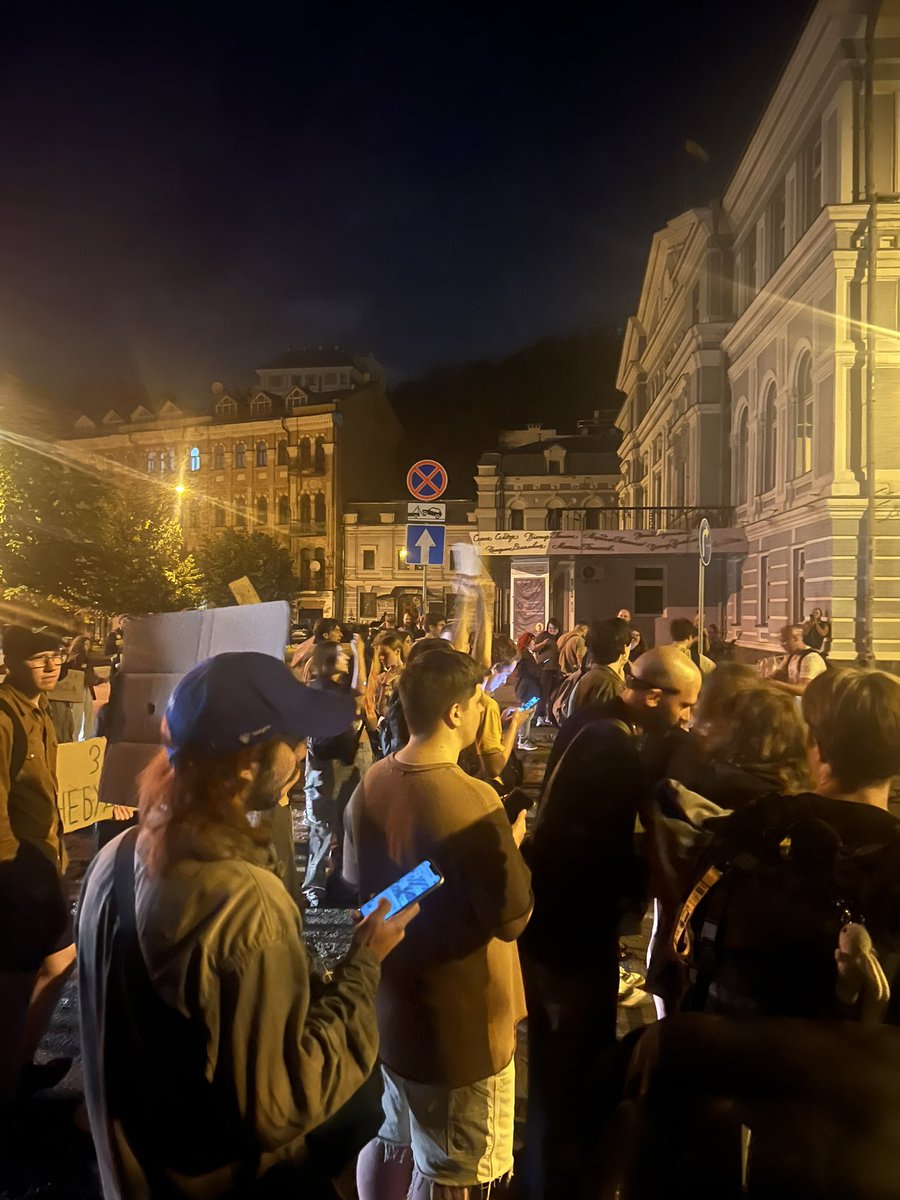 Vhvskyy's tweet image. Триває пʼята година безперервної кричалки «вето на закон».
Титани.