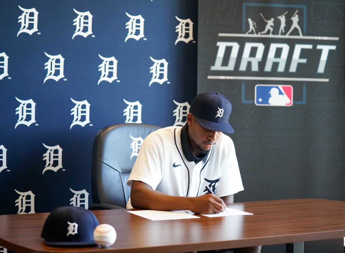 BamaStateSports's tweet image. 𝗦𝗶𝗴𝗻𝗲𝗱. 𝗦𝗲𝗮𝗹𝗲𝗱. 𝗗𝗲𝗹𝗶𝘃𝗲𝗿𝗲𝗱.
Kameron Douglas is officially a Detroit Tiger!
#SWARMAS1 | @BamaStateBB