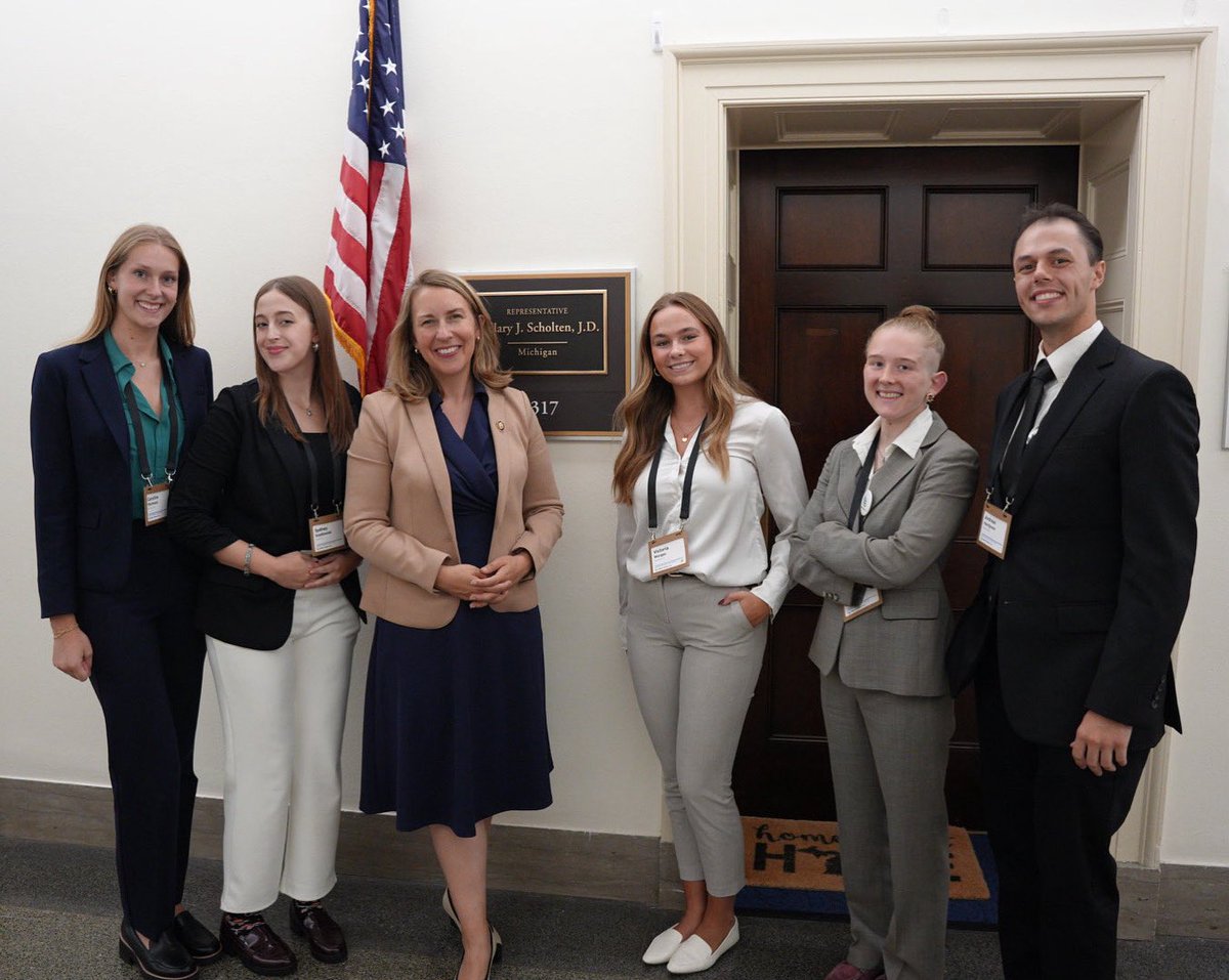 RepScholten's tweet image. Thanks to the @GVSU students from @citizensclimate who are fighting for a better, greener future. I’m determined to protect Michigan’s water, air, and environment for generations to come, and it’s crucial to have our young leaders as partners in these efforts.