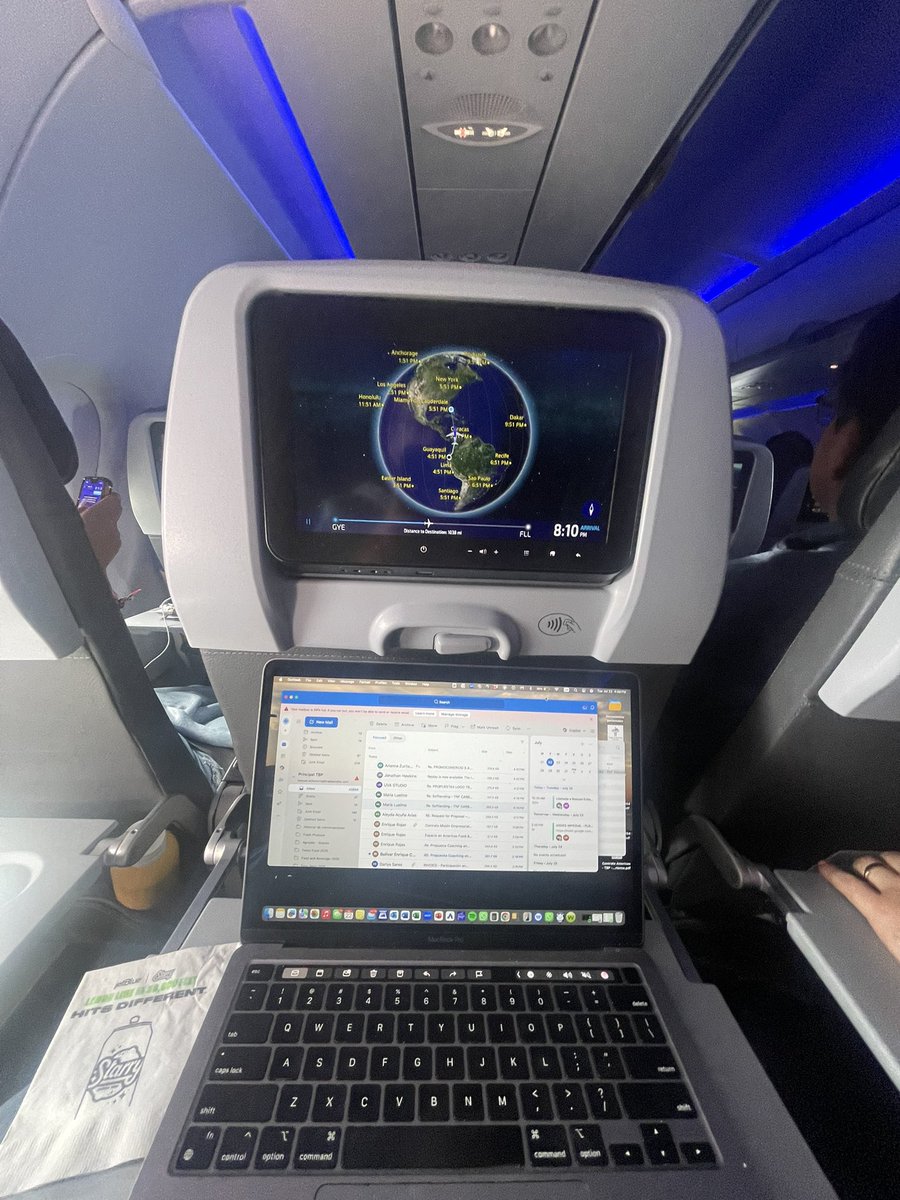 Que alivio que @jetblue vuele nuevamente a Gye desde FLL, puntualidad , WiFi todo el vuelo, asiento se reclina, bebidas y snacks básicos, pantalla multimedia en cada asiento y sobre todo tarifas decentes de mercado. Muy buen servicio en ruta tan importante como GYE/FL <a href="/n_larenas/">Nicolás Larenas ✈️</a>