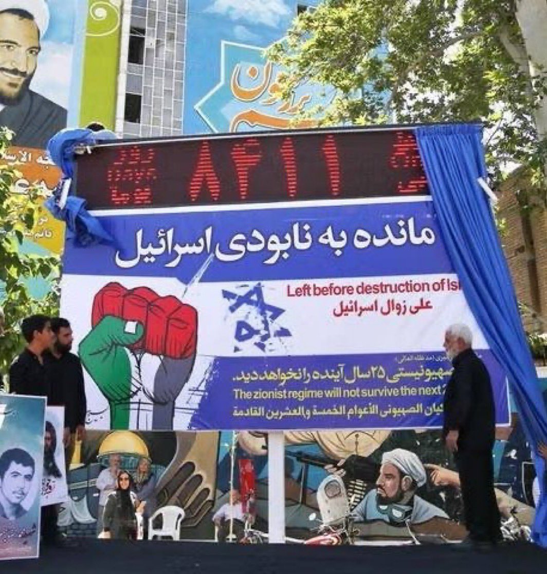 BardiaGarshasbi's tweet image. این مشت گرهکرده چقدر آشناست 🤔
یعنی از هر فاضلاب و لجنزاری این مشت گرهکرده میزنه بیرون؛ یه بار سیاه؛ یه بار سرخ؛ یه بار سبز؛ یه بار سرخ و سبز و سیاه