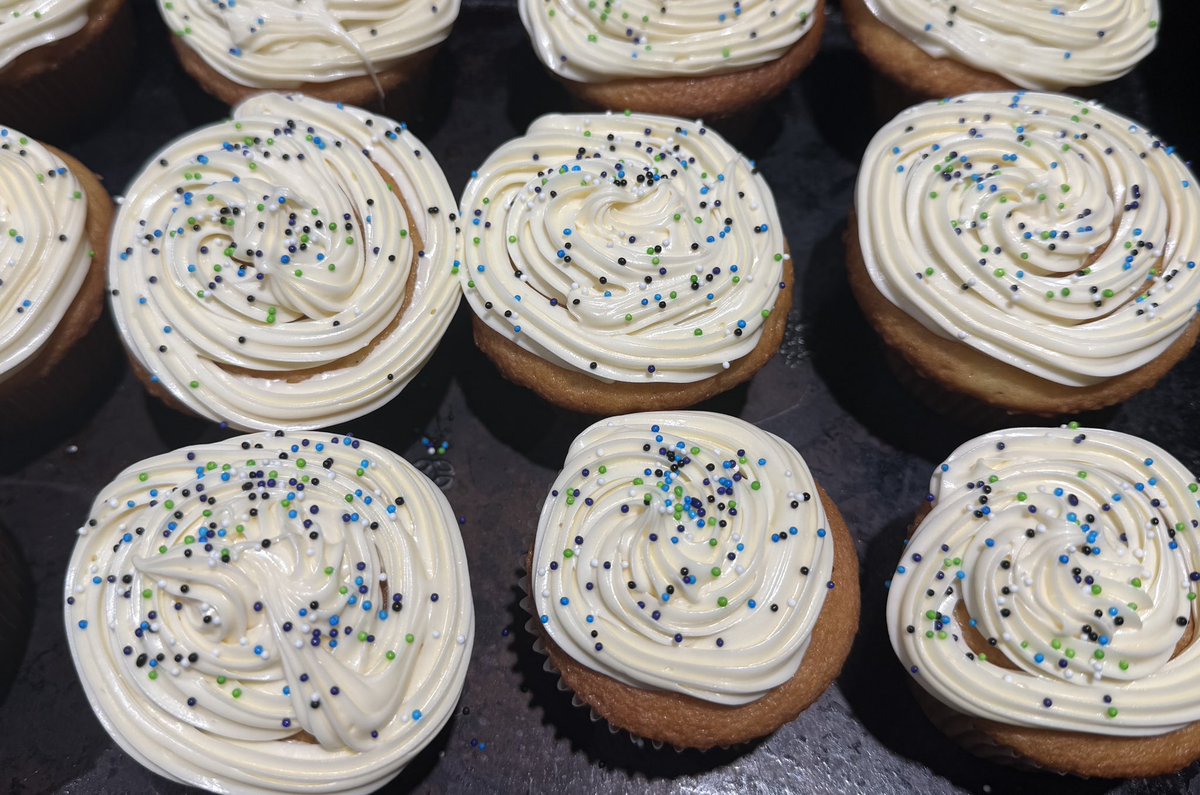 iammissjinxed's tweet image. I won’t be winning any awards for my decorating skills, but I also made cupcakes. 😅