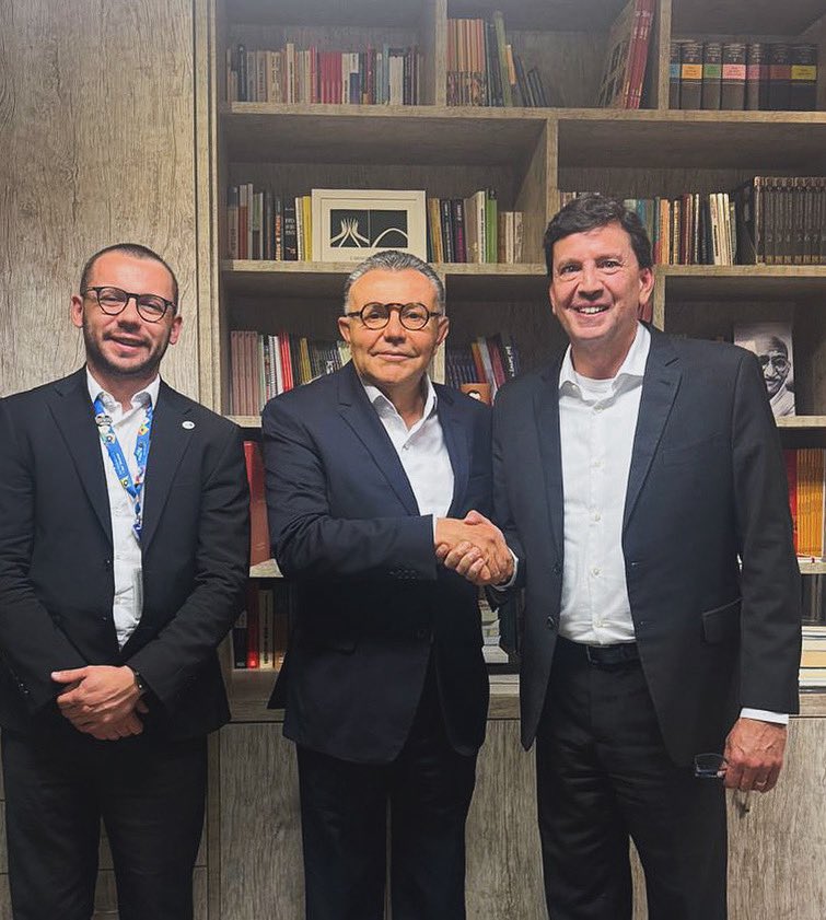 Carlos Siqueira (@csiqueirapsb) on Twitter photo Finalizando os trabalhos do dia, tive a alegria de receber a visita do vice-presidente da <a href="/fjoaomangabeira/">Fundação João Mangabeira</a>, Floriano Pesaro, acompanhado de @fabiovcabral. Conversamos sobre a proposta de uma possível publicação dedicada a analisar as ameaças à democracia e suas consequências Finalizando os trabalhos do dia, tive a alegria de receber a visita do vice-presidente da <a href="/fjoaomangabeira/">Fundação João Mangabeira</a>, Floriano Pesaro, acompanhado de @fabiovcabral. Conversamos sobre a proposta de uma possível publicação dedicada a analisar as ameaças à democracia e suas consequências