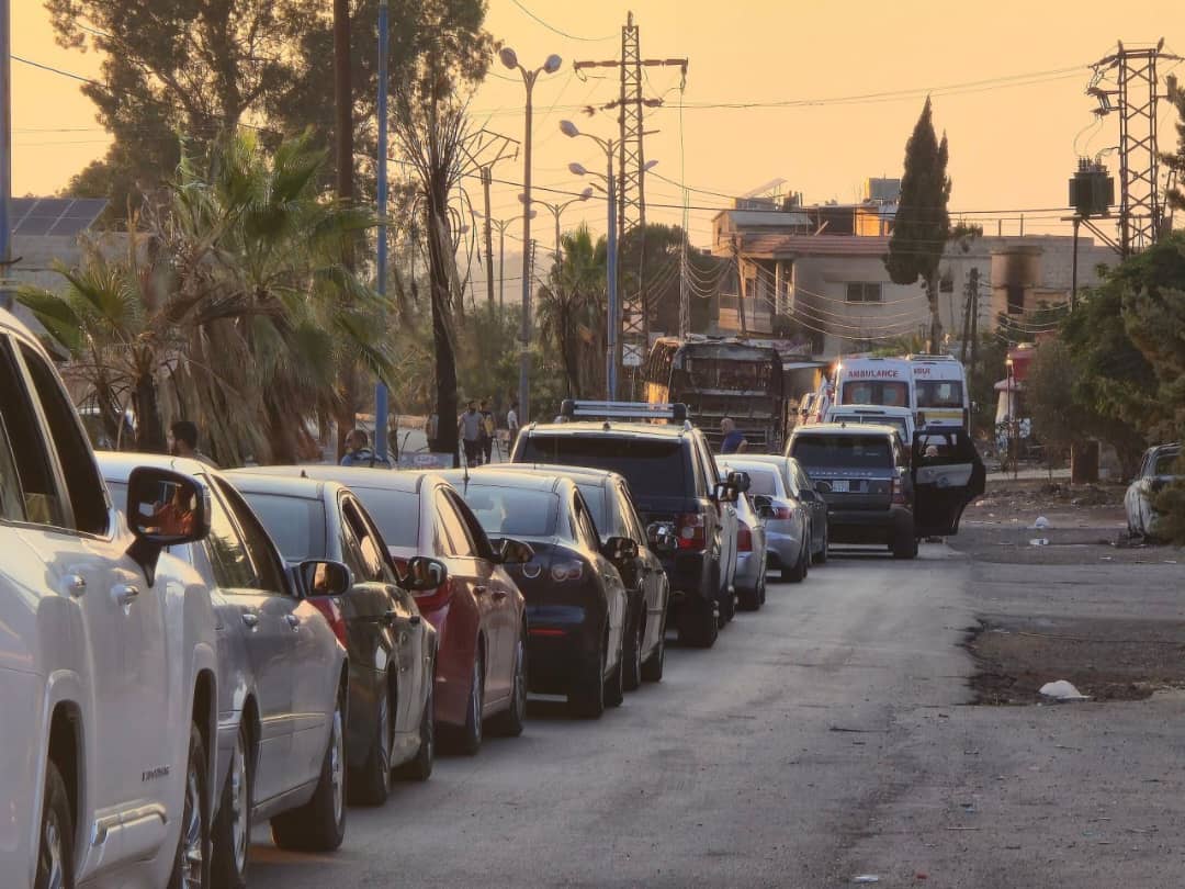MArizanti's tweet image. Newly displaced Christian families from #Suwayda arrive in Daraa - victims of the Israeli-backed al-Hijri militiaโs campaign of sectarian cleansing. These thugs reject coexistence and seek to reshape Suwayda through fear and forced demographic change.