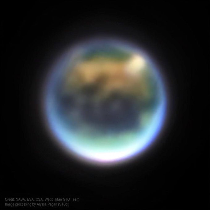 konstructivizm's tweet image. A blurry photo of Earth? No, that's Titan, Saturn's largest moon, photographed by the James Webb Space Telescope
Titan is the only moon in the solar system with a thick atmosphere, and the only planetary body other than Earth that currently has rivers, lakes, and seas. However,…