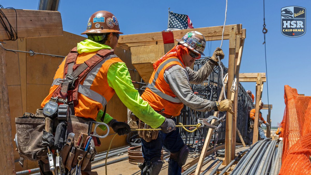 CaHSRA's tweet image. The California High-Speed Rail project has built 54 major structures with 30 underway, completed 70 miles of guideway, and we're the only high-speed rail program under construction in the country. 🤝🚅
We're building. We're getting it done. #BuildHSR